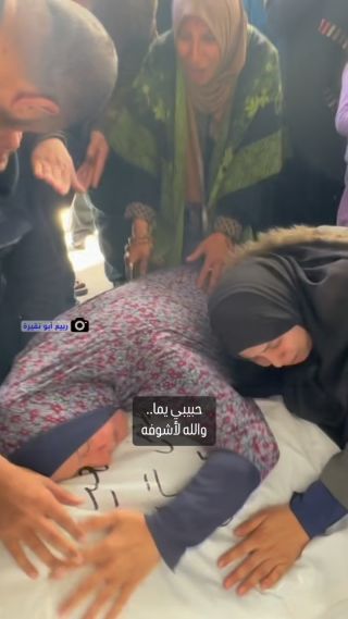 |القصف مزق وجهه ولم يبق معالم لرأسه.. والدة الصحفي مصطفى ثريا تتوسل لرؤيته أثناء وداعه، والذي ارتقى إثر قصف...