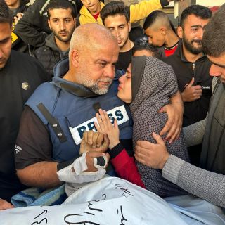 |الزميل الصحفي وائل الدحدوح في وداع نجله الصحفي حمزة الذي ارتقى إثر قصف الاحتلال الإسرائيلي مركبته أثناء...