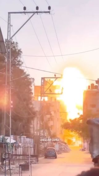 #watched | The moment the occupation bombed a house in Gaza City.
#شاهد | لحظة قصف الاحتلال منزل في مدينة غزة.