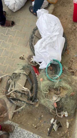 ذهب ليعود بقوت ابناءه لكنه عاد مكفننا .
صياد مجهول الهوية ، عثر عليه غرب جباليا بعد انسحاب آليات الاحتلال...