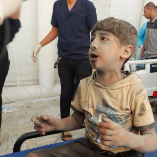 |حال أطفال #غزة الناجين.. طفل فلسطيني يبكي ويستنجد بوالدته لحظة وصوله إلى المشفى بعد انتشاله من تحت ركام منزل...
