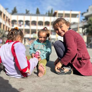 |أطفال فلسطينيون يعيشون ظروفًا صعبة في مراكز الإيواء جنوبي قطاع #غزة، يأملون انهاء الحرب الإسرائيلية والعودة...