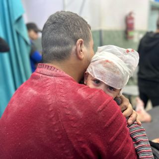 |طفل فلسطيني وصل برفقة عائلته مصابين لمستشفى أبو يوسف النجار جراء قصف منزل لعائلة شبير بحي الجنينية شرق رفح...