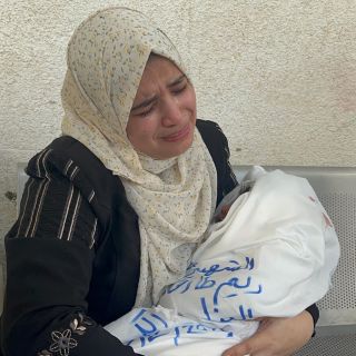 |لحظات صعبة عاشتها فلسطينية بوداع طفلة أخيها التي أنهت الصواريخ الأمريكية حياتها، مع عدد من أفراد عائلتها...