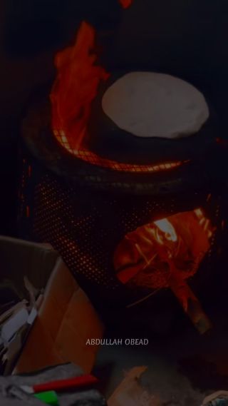 |أحنُّ إلى خبز أمي.. وقهوة أُمي.. ولمسة أُمي
وتكبر فيَّ الطفولةُ.. يوماً على صدر يومِ
وأعشَقُ عمرِي لأني.. إذا...