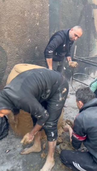 |على هذه الأرض ما يستحق الحياة..
بمبادرة شبابية.. بناء فرن من الطين في #قطاع_غزة من أجل الخبز وطهي الطعام،...