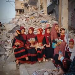 🔺️Watch | Girls from Khan Yunis during Eid prayer on the ruins of destroyed homes
🔺️شاهد | طفلات من خانيونس خلال صلاة العيد على أنقاض المنازل...