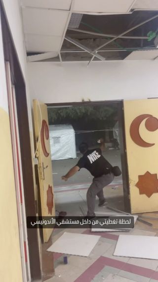 |لحظة تغطيتي للحدث ودخولي المستشفي أثناء القصف ✌️

#مستشفي_الاندونيسي #غزة #غزة_تحت_القصف #انقذوا_غزة...