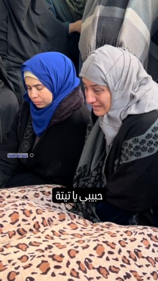 |مشهد مؤلم وحزين لوداع فلسطينية عدد من أفراد عائلتها ضهير ارتقوا إثر قصف الاحتـلال الإسرائيلي منزلهم في قطاع...