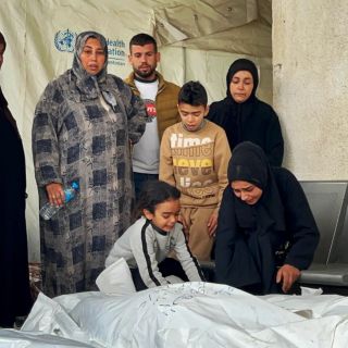 |وداع مؤثر وحزين لعدد من الأقمار الذين ارتقوا إثر  غارات الاحتـلال الإسرائيلي على مدينة #رفح جنوبي قطاع...