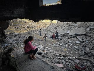 |أطفال يلعبون على أنقاض المنازل التي تم قصفها من قبل الاحتلال الإسرائيلي في #قطاع_غزة 
#اكسبلور #غزة #غزة_الآن...