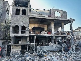 |عائلة تسكن في منزلها الذي دمرته الطائرات الإسرائيلية في #قطاع_غزة 
#اكسبلور #غزة_تحت_القصف #غزة_تُباد #غزة_الان...