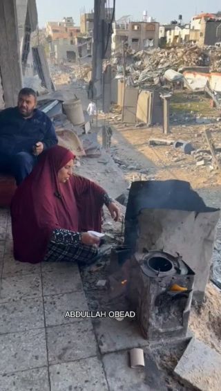 |عائلة قُصف منزلها لكنها تُصر على السكنى به رغم الدمار في النصيرات وسط #قطاع_غزة
 #غزة #اكسبلور ...