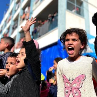 |أنشطة ترفيهية وتفريغ نفسي للأطفال في أحد مراكز الإيواء في #رفح، في ظل استمرار الحرب الإسرائيلية ضد قطاع...