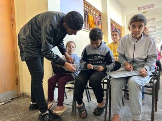 |طارق العنابي يعلم الأطفال في أحد مراكز الإيواء في #رفح جنوبي قطاع #غزة بعد تدمير الاحتـلال الإسرائيلي لمئات...