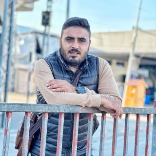 |لعلكم أحياء 
لعلكم أموات
لعلكم مثلي بلا عنوان
ما قيمة الإنسان
بلا وطن.. بلا علم.. ودونما...