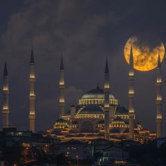 Subhanallah. 

Full moon ðŸŒ• in #Istanbul.

Two things: 

1) All dark days will end 

2) A new day will dawn.

ðŸ‡¹ðŸ‡· x ðŸ‡µðŸ‡¸ 

#turkiye