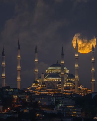 Subhanallah. 

Full moon ðŸŒ• in #Istanbul.

Two things: 

1) All dark days will end 

2) A new day will dawn.

ðŸ‡¹ðŸ‡· x ðŸ‡µðŸ‡¸ 

#turkiye