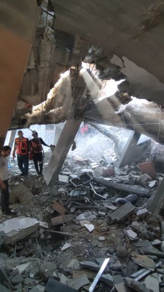 |تحت هذا الركام 
كان هناك ٢٧ من الأحياء عند ربهم
الكثير من الأحلام والذكريات قد مسحت ..
#gaza_ander_attack...