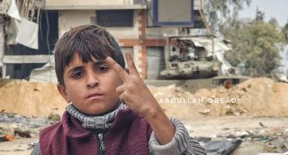 |دبابة الاحتلال الإسرائيلي تقف سدا منيعا أمام المواطنين ومنازلهم في بلدة #بيت_حانون شمال #قطاع_غزة|