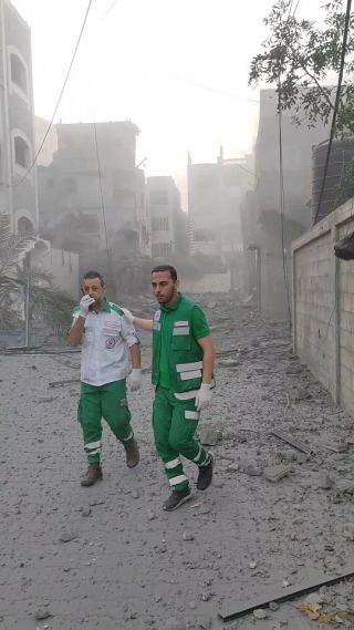 |بعض الجهد لجنود الخدمات الطبية في إخلاء المصابين في القصف على شمال غزة ..
#غزة_تحت_القصف 
#gaza_ander_attack|
