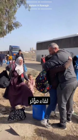 |لقاء مؤثر بين فلسطيني وأفراد عائلته بعد انقطاع الاتصال بهم وتشتت شملهم بين جنوب قطاع #غزة وشماله بسبب الحرب...