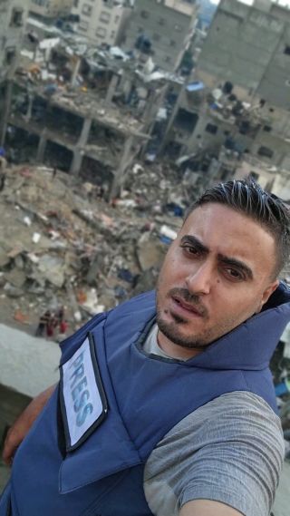 |مجزرة معسكرة #جباليا شمال #قطاع_غزة 
تم استهداف مربع سكني كامل لازال هناك عدد كبير منهم تحت الأنقاض

The Jabalia camp...