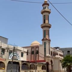 مسجد السلام وسط محافظة رفح، يرفع آذان صلاة الجمعة ويوصي الناس بالصلاة في منازلهم.