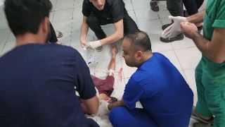 |محاولة انعاش طفل مصاب من شمال #قطاع_غزة 
Trying to resuscitate an injured child from the northern #Gaza_Strip|