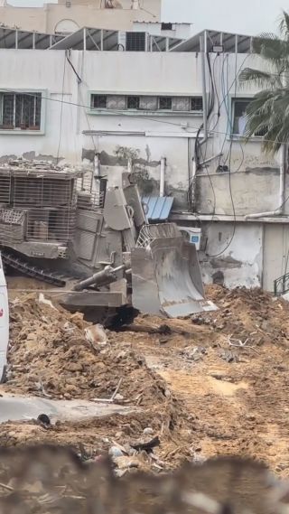 حصار وتدمير مستشفى الشفاء 🏥
Siege and demolition of Al-Shifa Hospital

Tb: @mahmoud_jehad.25

#غزة
#غزة_تحت_القصف
#غزه_تحت_القصف