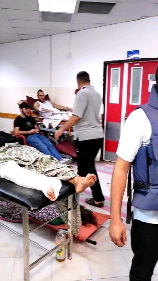 |جولة مع د. محمد الرن للحديث عن اوضاع الجرحى والنازحين في مستشفى الإندونيسي
#غزة #شمال_غزة|