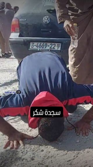 |عمال فلسطينيون يسجدون شكرا لله لحظة وصولهم قطاع #غزة، عقب اعتقالهم لأسابيع من قبل قوات الاحتلال والاعتداء...