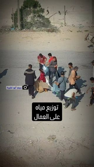 |توزيع مياه على عمال فلسطينيين يسجدون بعد وصولهم إلى قطاع #غزة عقب اعتقالهم لأسابيع من قبل قوات الاحتلال...