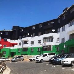 This is the biggest Palestinian mural in the world.

No, it is not in Palestine. 
No, it is not in an Arab country.
No, it is not in a Muslim country.

It is in South Africa ðŸ‡¿ðŸ‡¦ 
Cape...