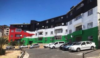 This is the biggest Palestinian mural in the world.

No, it is not in Palestine. 
No, it is not in an Arab country.
No, it is not in a Muslim country.

It is in South Africa ðŸ‡¿ðŸ‡¦ 
Cape...
