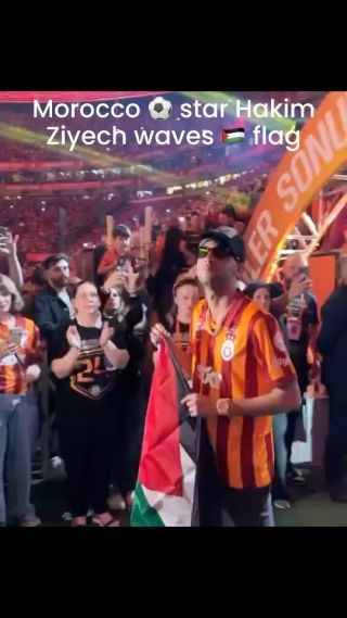Salute to Hakim Ziyech, waving and wearing the ðŸ‡µðŸ‡¸ flag at the Turkish championship ceremony. 

From the World Cup until now â€” Moroccan footballers like Ziyech have stood with...