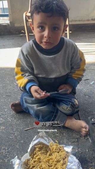 - في شمال غزة الفطور و الغداء والعشاء أرز ان وجد و لا يوجد 3 وجبات هي وجبة نسكت بها جوع بطوننا . - In northern Gaza, breakfast,...
