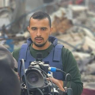 الإحتلا،"ل يعتدي على الصحفي إسماعيل الغول بالضرب والتعذيب الميداني ويعتقله بطريقة وحشية أثناء عمله الصحفي...