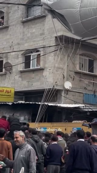 Dozens of Palestinians are trying to get to the aid that was dropped by planes over Gaza city. 

مواطنون يحاولون الحصول على مساعدات ألقتها الطائرات على...