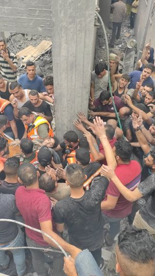 |لحظة انتشال فتاة على قيد الحياة في قصف معسكر جباليا بعد ساعات من الحفر ..
#غزة #غزة_تحت_القصف #gaza_ander_attack|