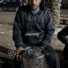 بائع الشاي في مستشفي شهداء الاقصي في دير البلح #غزة
#قطاع غزة
#فلسطين
#الاحتلال الإسرائيلي
#غزة تحت القصف
#قصف...