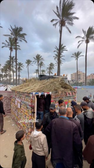 غزّيون يبنون خيمة من "المعلّبات" لإيواء إحدى العائلات النّازحة في دير البلح وسط قطاع غزّة
#اخبار #غزة...