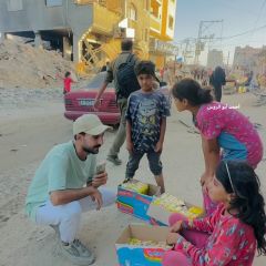 الثلاثة قاعدين عند بعض وببيعو نفس الشي، سبحان الله عندهم قناعة في أرزاق ربنا الهم .. أطفال غزة أبطال العالم...