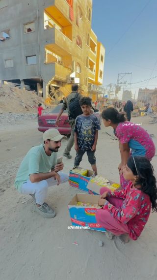 الثلاثة قاعدين عند بعض وببيعو نفس الشي، سبحان الله عندهم قناعة في أرزاق ربنا الهم .. أطفال غزة أبطال العالم...