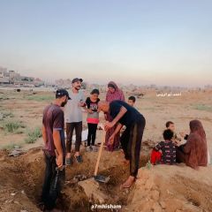 تخيل نفسك كمشاهد لهذا الفيديو من خارج غزة، بتقدر تعيش كدا انت ووالدك ووالدتك وأهلك لحتى تبحثو على أدنى مقومات...