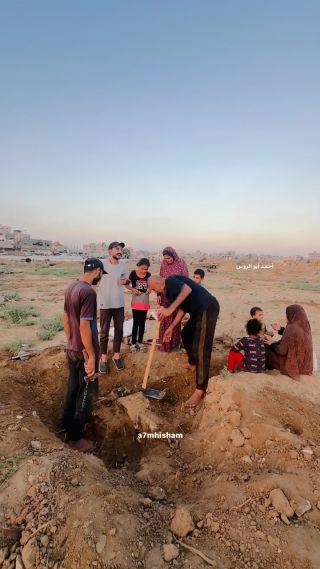 تخيل نفسك كمشاهد لهذا الفيديو من خارج غزة، بتقدر تعيش كدا انت ووالدك ووالدتك وأهلك لحتى تبحثو على أدنى مقومات...