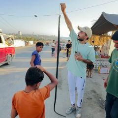 ما ترك الأفعى بحالها، كيف يترك وطنه 🇵🇸😂